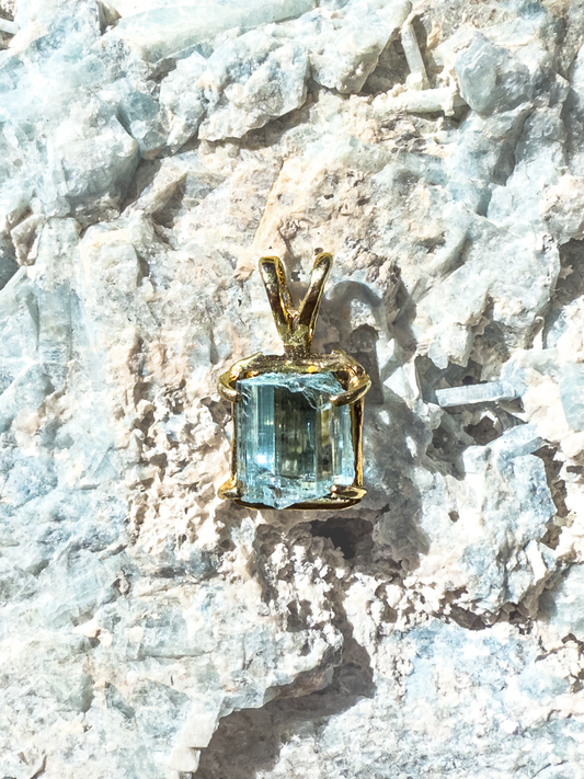 4 Pronged Rectangular Gold Aquamarine Pendant